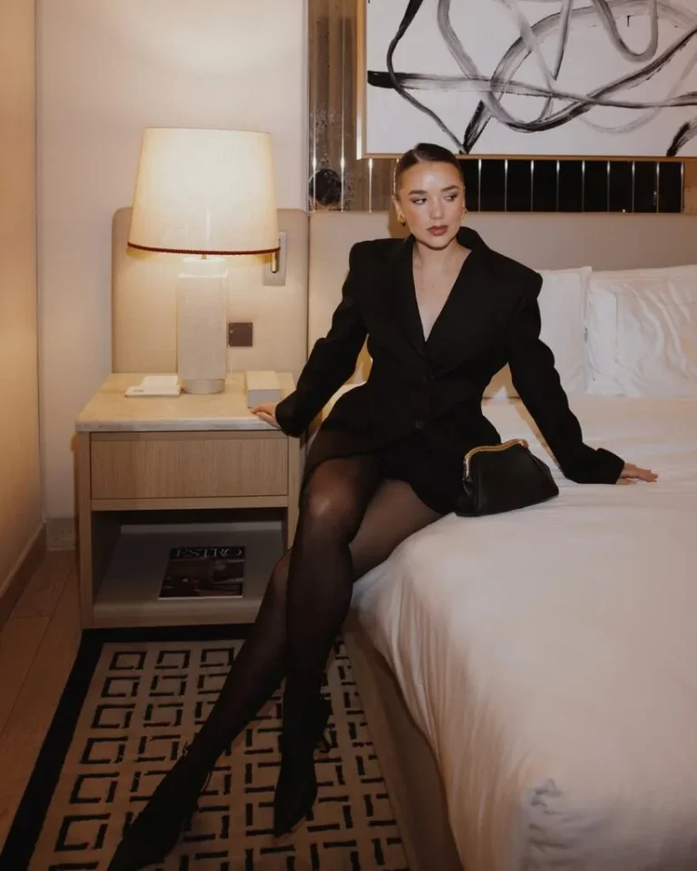 30+ All-Black Outfits That Prove Minimalist Fashion Is Anything But Boring