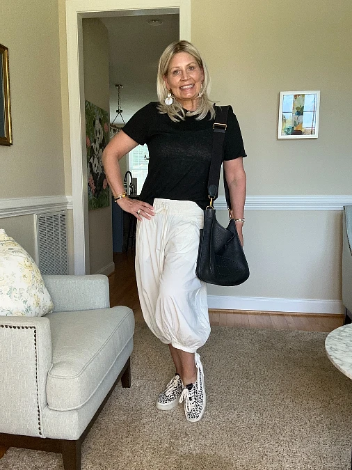 Black tee and white balloon pants trendy outfit for women over 50