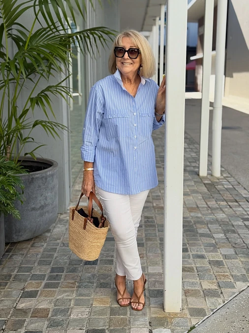 Blue striped shirt and white pants trendy outfit for women over 50