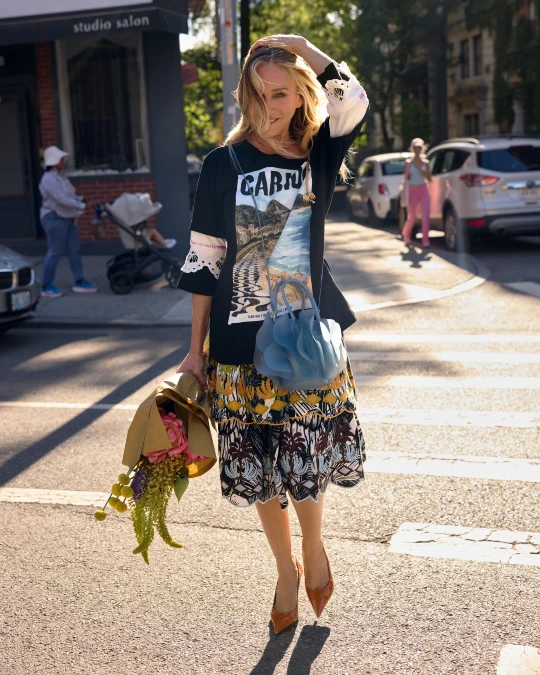 Sarah Jessica Parker style outfits with graphic tee and printed midi skirt