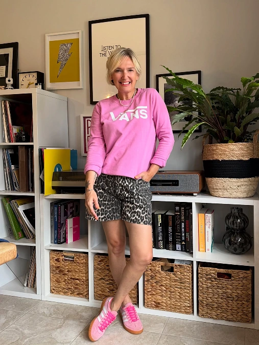 Pink sweatshirt and leopard shorts simple outfit for women over 50