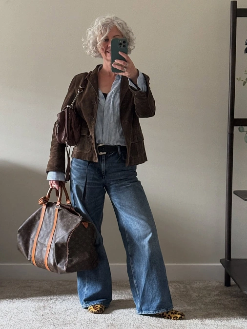 Brown suede jacket wide-leg jeans and leopard flats fall outfit