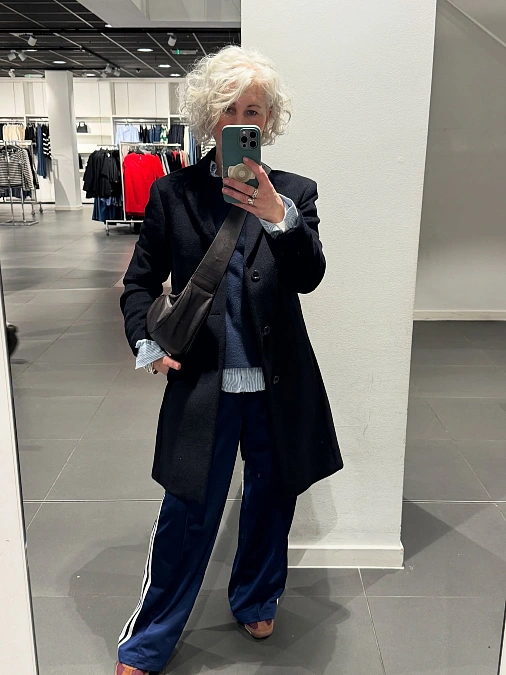 Tailored blazer with sporty trousers fall outfit for women over 50