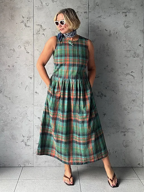 Green tartan midi dress autumn outfit for women over 50